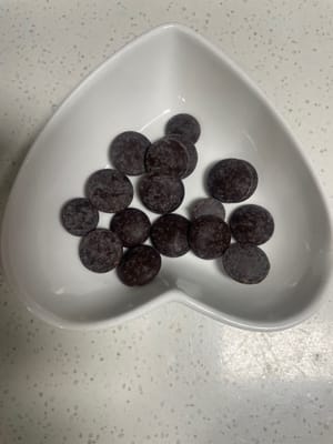 먼저, 나중에 혼란스러워지지 않도록 개별적으로 무게를 재야 하는 모든 재료(초콜릿 코인 20개, 코코아 파우더 10g, 백설탕 40g, 저글루텐 밀가루 70g, 옥수수 전분 10g)의 무게를 미리 재어 두세요.