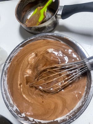 혼합한 반죽을 남은 머랭 2/3에 다시 붓고 색이 균일해질 때까지 N자 모양으로 빠르게 접어줍니다.