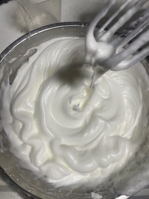달걀흰자에 옥수수전분 10g과 레몬즙 몇 방울을 넣고 거품기로 세게 휘젓습니다.

설탕 40g을 세 번에 나누어 넣고, 거품기를 들어 올렸을 때 단단한 뿔 모양이 될 때까지 계속 휘젓습니다.