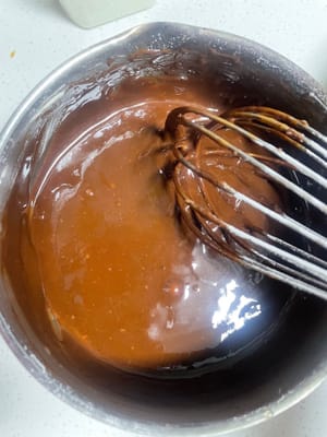 달걀 분리하기: 달걀흰자는 마른 그릇에 담고, 노른자는 초콜릿 혼합물에 바로 부어주세요. 