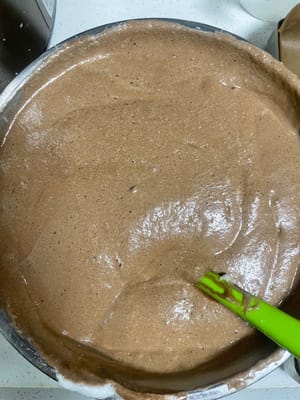 혼합한 반죽을 남은 머랭 2/3에 다시 붓고 색이 균일해질 때까지 N자 모양으로 빠르게 접어줍니다.