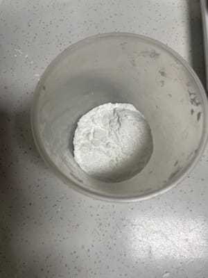 먼저, 나중에 혼란스러워지지 않도록 개별적으로 무게를 재야 하는 모든 재료(초콜릿 코인 20개, 코코아 파우더 10g, 백설탕 40g, 저글루텐 밀가루 70g, 옥수수 전분 10g)의 무게를 미리 재어 두세요.