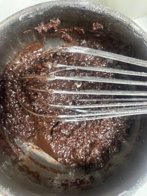 케이크용 밀가루를 체에 쳐서 넣고, N자 모양으로 돌리면서 마른 가루가 보이지 않을 때까지 섞어주세요. 너무 오래 섞지 마세요.