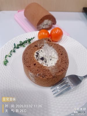 케이크 롤이 굳으면 냉장고에서 꺼내어 썰어서 드시면 됩니다! 진하고 크리미한 오레오 솔티드 크림과 풍부한 초콜릿 베이스가 완벽한 단맛과 짠맛의 조화를 이루어 중독성 강한 맛을 선사합니다. 한 입 한 입이 최고의 행복입니다.

추천 페어링: 아이스 아메리카노, 콜드브루 우롱차, 또는 무가당 홍차와 함께 드시면 더욱 좋습니다. 상큼한 음료가 크림의 진한 맛을 중화시켜 주어, 많은 양을 드셔도 질리지 않고 만족스러운 경험을 선사합니다.