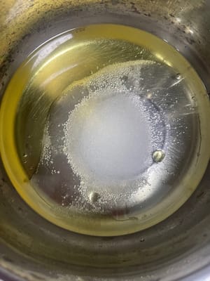 작은 냄비에 흰 설탕 20g, 물 55g, 옥수수유 55g을 넣으세요. 끓기 시작하면 불을 끄세요. 핵심 원칙: 설거지하는 그릇이 적을수록 좋습니다!