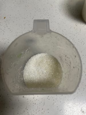 먼저, 나중에 혼란스러워지지 않도록 개별적으로 무게를 재야 하는 모든 재료(초콜릿 코인 20개, 코코아 파우더 10g, 백설탕 40g, 저글루텐 밀가루 70g, 옥수수 전분 10g)의 무게를 미리 재어 두세요.