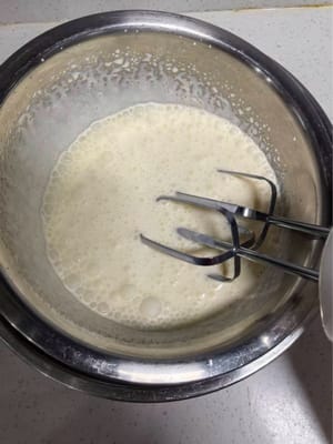 오레오 솔티드 크림 휘핑 (케이크가 식는 동안 만들기)

생크림 250g + 소금 2g + 설탕 20g을 넣고 휘핑을 시작합니다.

크림이 70~80% 정도 단단해질 때까지 (선은 보이지만 여전히 부을 수 있는 정도) 휘핑한 후 오레오 쿠키 크럼블을 넣습니다.

크림이 완전히 굳어질 때까지 (필링이 무너지지 않도록 단단한 질감이 될 때까지) 계속 휘핑합니다.

더운 날씨 주의사항: 휘핑하는 동안 에어컨을 계속 켜두고, 휘핑 볼 아래에 얼음물을 담은 그릇을 놓아주세요. 그렇지 않으면 크림이 심하게 녹을 수 있습니다.