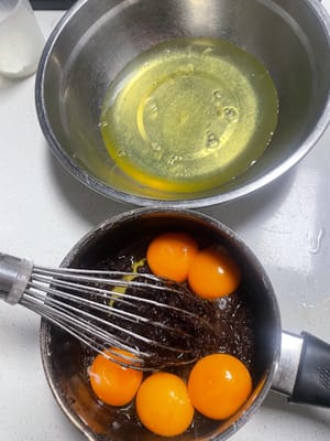 달걀 분리하기: 달걀흰자는 마른 그릇에 담고, 노른자는 초콜릿 혼합물에 바로 부어주세요. 
