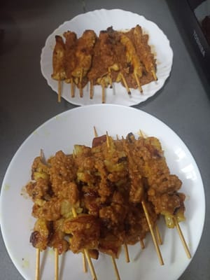 Nous ajoutons de la sauce satay sur le dessus, le satay de poulet et le satay de poitrine de porc sont prêts à être servis.