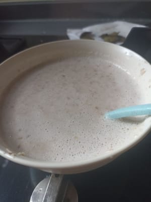 Une fois les épices moulues, j'ajoute 400 ml d'eau avant la cuisson.