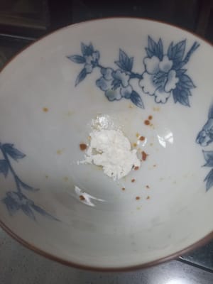 Nous préparons de l'amidon épaississant, préparons 1/2 cuillère à café de fécule de maïs