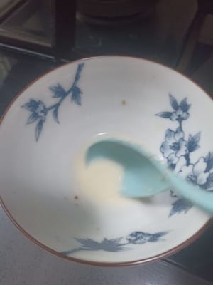 Ajouter 1 cuillère à café d'eau, remuer jusqu'à dissolution.
