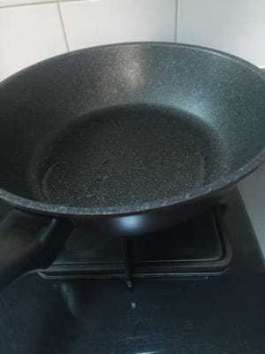 Griller le satay, chauffer la poêle à feu doux