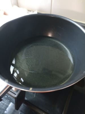 Chauffer la poêle et ajouter suffisamment d'huile