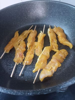 Ajouter 1 cuillère à soupe d'huile pour la lubrification et insérer chaque brochette une à une.