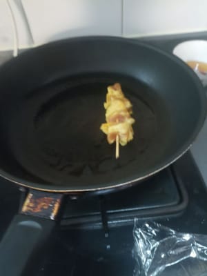 Nous allons continuer à griller ce satay pour un satay de poitrine de porc, les gars.