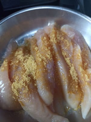 Ajoutez 1 cuillère à café d'assaisonnement satay au filet de poulet.