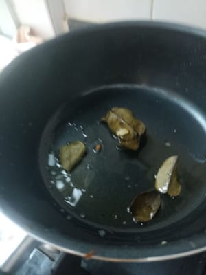 Ajoutez des feuilles de citron vert dans la poêle où vous avez fait revenir les épices.