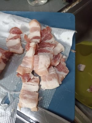 Coupez la poitrine de porc en fines tranches pour une cuisson rapide ou selon votre goût.