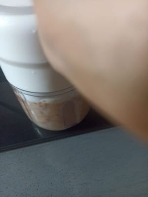 Une fois refroidi, on le broie. On ajoute de l'eau si nécessaire lors du mixage des épices.