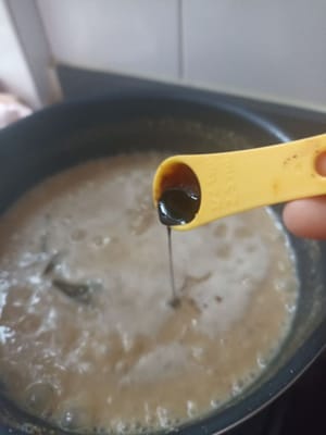 Ajoutez 1/2 cuillère à café de sauce soja foncée et continuez de remuer.