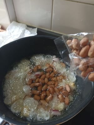 On fait revenir 200g de cacahuètes, 2 échalotes et 3 gousses d'ail, et 3 noix de bancoulier.