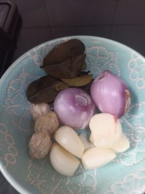 石栗种子 7 瓣大蒜 2 个红葱头 3-4 片青柠叶 如果你有新鲜的青柠叶，味道会更香，伙计们，我只有干青柠叶