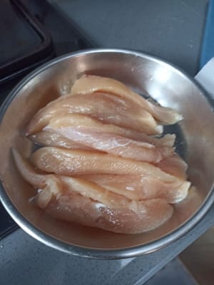 Laver et couper selon le goût (filet de poulet)