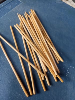 Préparez et lavez suffisamment de brochettes de satay puis