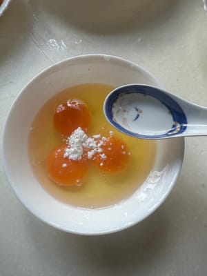 egg + cornstarch + a small amount of salt, one tablespoon of water, mix well. Set aside