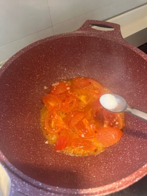 锅烧热，加油！下蒜末。快炒爆香。倒进番茄。不喜欢是酸的，可以随意加糖，慢慢翻炒3分钟，，让我番茄炒变柔软。再放备好的鸡蛋，一起翻炒2分钟，把勾好芡倒进去再翻炒两下。葱放进去关火🔥再翻炒两下。这样让葱的颜色，还是有活力的。