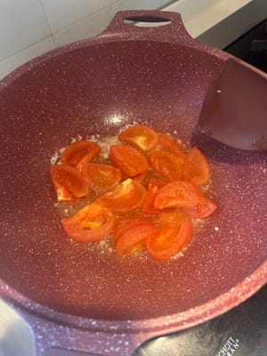 锅烧热，加油！下蒜末。快炒爆香。倒进番茄。不喜欢是酸的，可以随意加糖，慢慢翻炒3分钟，，让我番茄炒变柔软。再放备好的鸡蛋，一起翻炒2分钟，把勾好芡倒进去再翻炒两下。葱放进去关火🔥再翻炒两下。这样让葱的颜色，还是有活力的。
