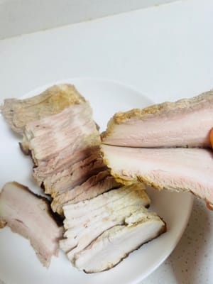 Dopo aver messo la carne in ammollo, congelatela finché non sarà leggermente soda, quindi tagliatela a 