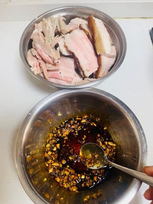 (Ricetta della pancetta di maiale brasata salata) Dopo aver lavorato la pancetta di maiale allo stesso modo, tagliatela a spicchi. Aggiungete la salsa di soia chiara, la salsa di soia scura, il vino da cucina, il pepe bianco in polvere, l'aglio tritato e lo zenzero tritato e mescolate bene. Ricoprite ogni fetta di maiale con la salsa, disponetele con la pelle rivolta verso il basso in una ciotola fumante e guarnite con foglie di senape in conserva ammollate e asciugate. Ho preparato un totale di 5 porzioni.