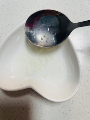 Preparare la salsa colorante: mettere 1 cucchiaio di vino di riso fermentato (o vino da cucina se non si ha il vino di riso fermentato) in una piccola ciotola, aggiungere 1 cucchiaio di salsa di soia scura e mescolare bene.