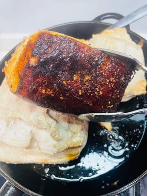 Versare una quantità adeguata di olio in una padella, posizionare la carne di maiale con la cotenna rivolta verso il basso e friggere. Coprire la padella durante tutta la cottura per evitare schizzi di olio. Spegnere il fuoco e attendere che la frittura si concluda prima di aprire il coperchio per controllare. Friggere fino a quando la cotenna non sarà dorata.