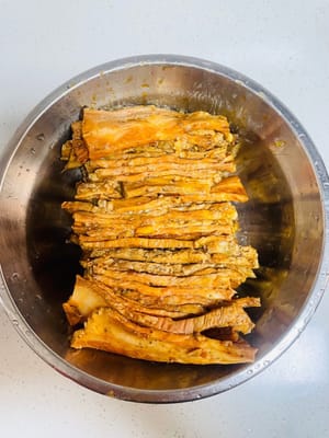 (Ricetta della pancetta di maiale brasata salata) Dopo aver lavorato la pancetta di maiale allo stesso modo, tagliatela a spicchi. Aggiungete la salsa di soia chiara, la salsa di soia scura, il vino da cucina, il pepe bianco in polvere, l'aglio tritato e lo zenzero tritato e mescolate bene. Ricoprite ogni fetta di maiale con la salsa, disponetele con la pelle rivolta verso il basso in una ciotola fumante e guarnite con foglie di senape in conserva ammollate e asciugate. Ho preparato un totale di 5 porzioni.