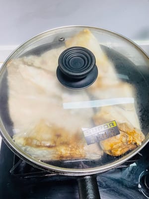 Versare una quantità adeguata di olio in una padella, posizionare la carne di maiale con la cotenna rivolta verso il basso e friggere. Coprire la padella durante tutta la cottura per evitare schizzi di olio. Spegnere il fuoco e attendere che la frittura si concluda prima di aprire il coperchio per controllare. Friggere fino a quando la cotenna non sarà dorata.