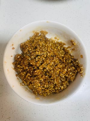 Mettere in ammollo il riso glutinoso in acqua fredda per 24 ore in anticipo. Dopo l'ammollo, aggiungere 1 cucchiaio di strutto e 1 cucchiaio di zucchero di canna in polvere e mescolare bene. Se lo strutto è grumoso, scaldarlo in un pentolino per farlo sciogliere prima di mescolare.