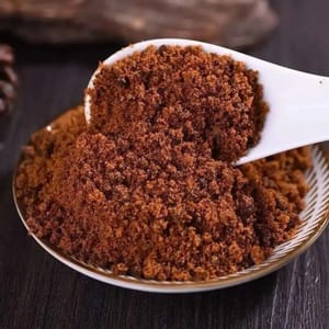 Un cucchiaio di zucchero di canna in polvere