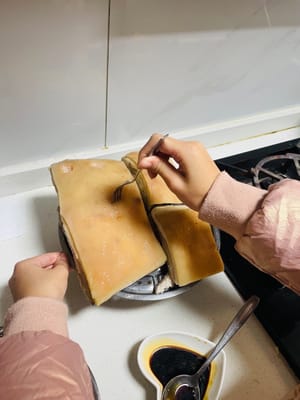 Utilizzare una forchetta per praticare dei piccoli fori uniformi nella cotenna del maiale per facilitarne la doratura.