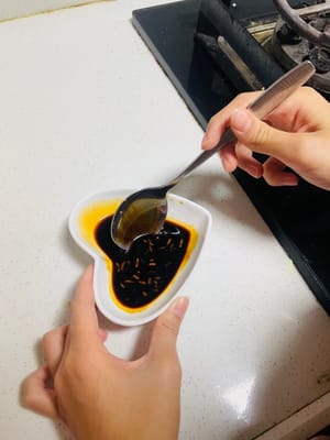 Preparare la salsa colorante: mettere 1 cucchiaio di vino di riso fermentato (o vino da cucina se non si ha il vino di riso fermentato) in una piccola ciotola, aggiungere 1 cucchiaio di salsa di soia scura e mescolare bene.