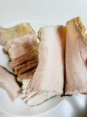 Dopo aver messo la carne in ammollo, congelatela finché non sarà leggermente soda, quindi tagliatela a 