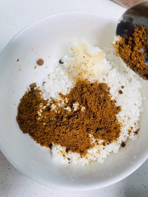 Mettere in ammollo il riso glutinoso in acqua fredda per 24 ore in anticipo. Dopo l'ammollo, aggiungere 1 cucchiaio di strutto e 1 cucchiaio di zucchero di canna in polvere e mescolare bene. Se lo strutto è grumoso, scaldarlo in un pentolino per farlo sciogliere prima di mescolare.