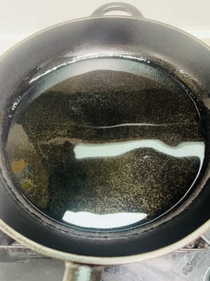 Versare una quantità adeguata di olio in una padella, posizionare la carne di maiale con la cotenna rivolta verso il basso e friggere. Coprire la padella durante tutta la cottura per evitare schizzi di olio. Spegnere il fuoco e attendere che la frittura si concluda prima di aprire il coperchio per controllare. Friggere fino a quando la cotenna non sarà dorata.