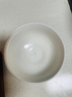 Ungere l'interno della ciotola per la cottura a vapore con lo strutto, disporre le fette di carne con il ripieno di sabbia, con la pelle rivolta verso il basso, ordinatamente lungo il bordo della ciotola, quindi spalmare sopra il composto di zucchero di canna e riso glutinoso.