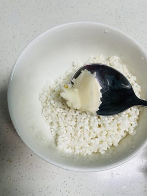 Mettere in ammollo il riso glutinoso in acqua fredda per 24 ore in anticipo. Dopo l'ammollo, aggiungere 1 cucchiaio di strutto e 1 cucchiaio di zucchero di canna in polvere e mescolare bene. Se lo strutto è grumoso, scaldarlo in un pentolino per farlo sciogliere prima di mescolare.