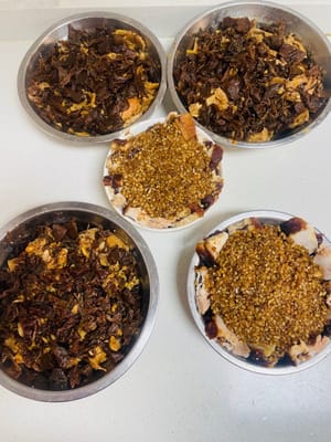 (Ricetta della pancetta di maiale brasata salata) Dopo aver lavorato la pancetta di maiale allo stesso modo, tagliatela a spicchi. Aggiungete la salsa di soia chiara, la salsa di soia scura, il vino da cucina, il pepe bianco in polvere, l'aglio tritato e lo zenzero tritato e mescolate bene. Ricoprite ogni fetta di maiale con la salsa, disponetele con la pelle rivolta verso il basso in una ciotola fumante e guarnite con foglie di senape in conserva ammollate e asciugate. Ho preparato un totale di 5 porzioni.