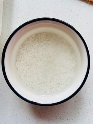 Mettere in ammollo il riso glutinoso in acqua fredda per 24 ore in anticipo. Dopo l'ammollo, aggiungere 1 cucchiaio di strutto e 1 cucchiaio di zucchero di canna in polvere e mescolare bene. Se lo strutto è grumoso, scaldarlo in un pentolino per farlo sciogliere prima di mescolare.