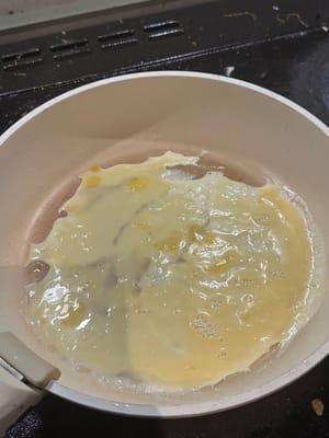将打好的鸡蛋像这样平铺在平底锅上。煮熟后切片